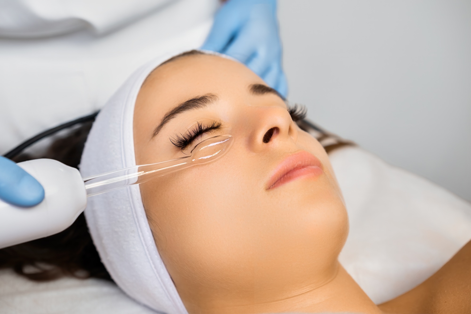 Hardware vacuum facial massage for skin smoothness